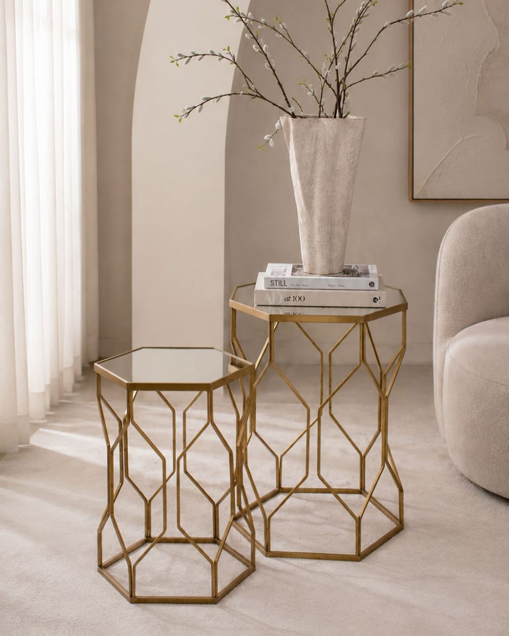 Mesa     Auxiliar Hexagonal Dorada con Espejo Grande
