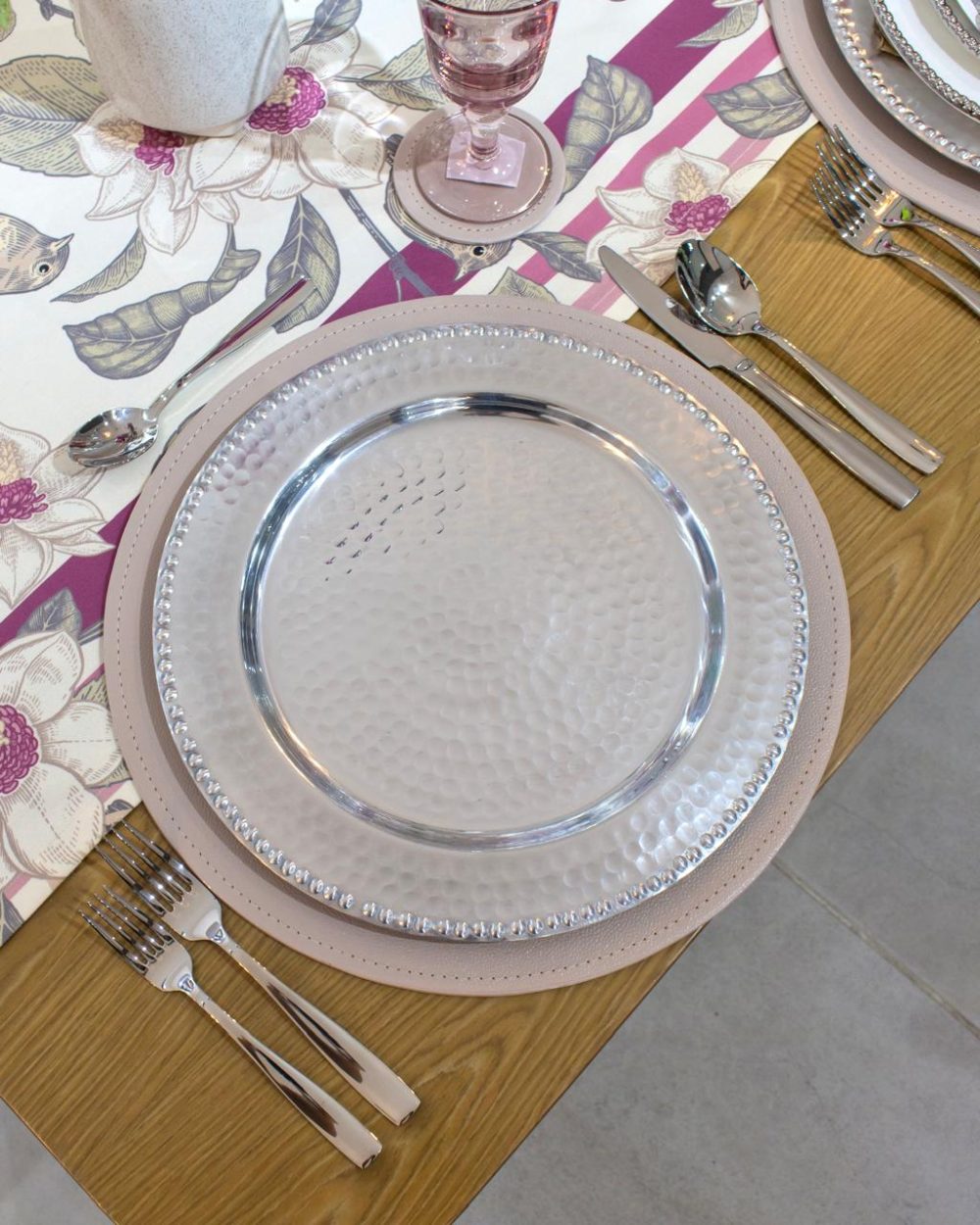 Plato Base Hecho en India con Acabado Martillado Plateado