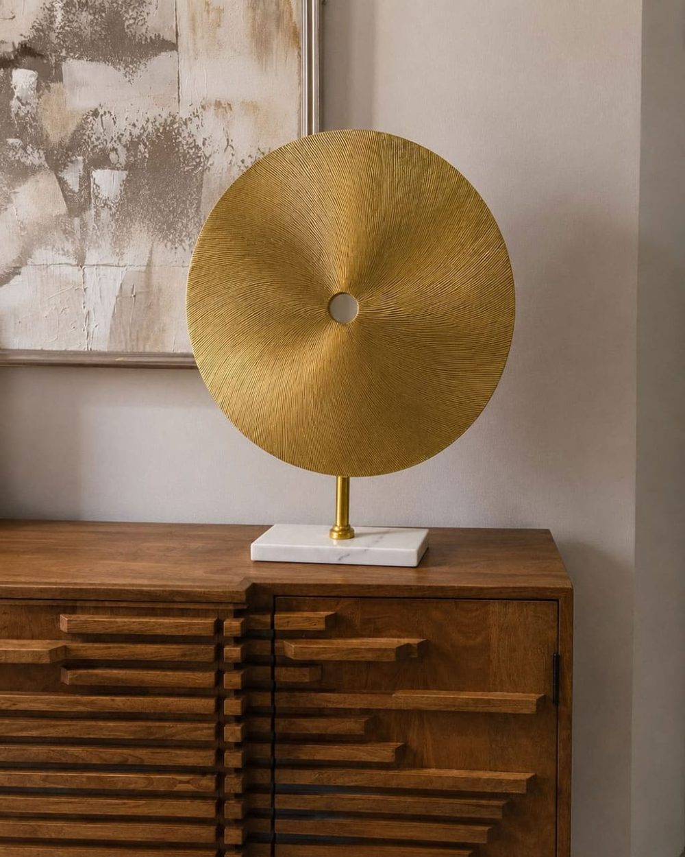 Escultura de Disco Dorado en Base de Mármol Blanco Grande