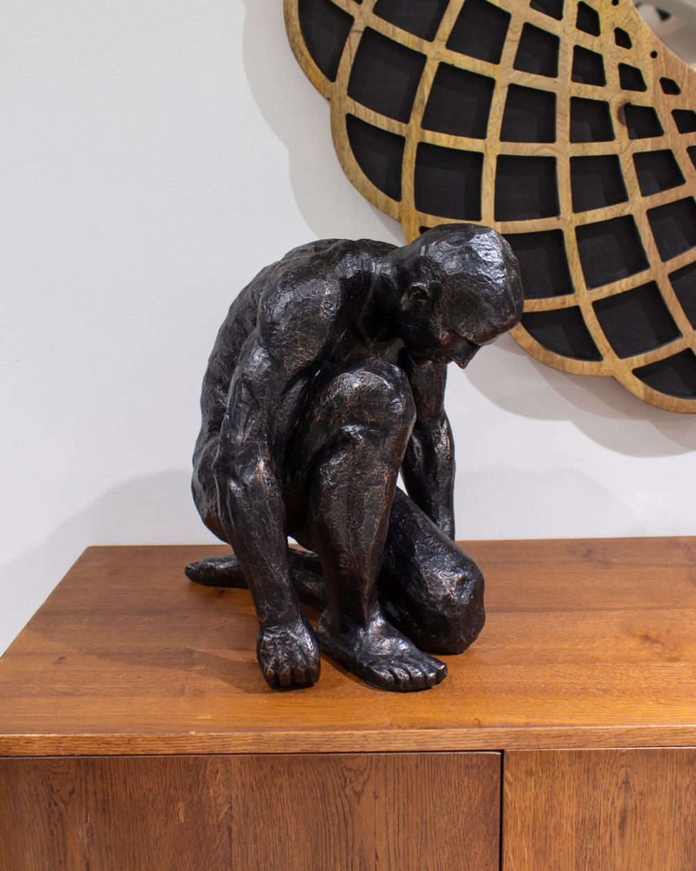 Escultura Hombre de Rodillas