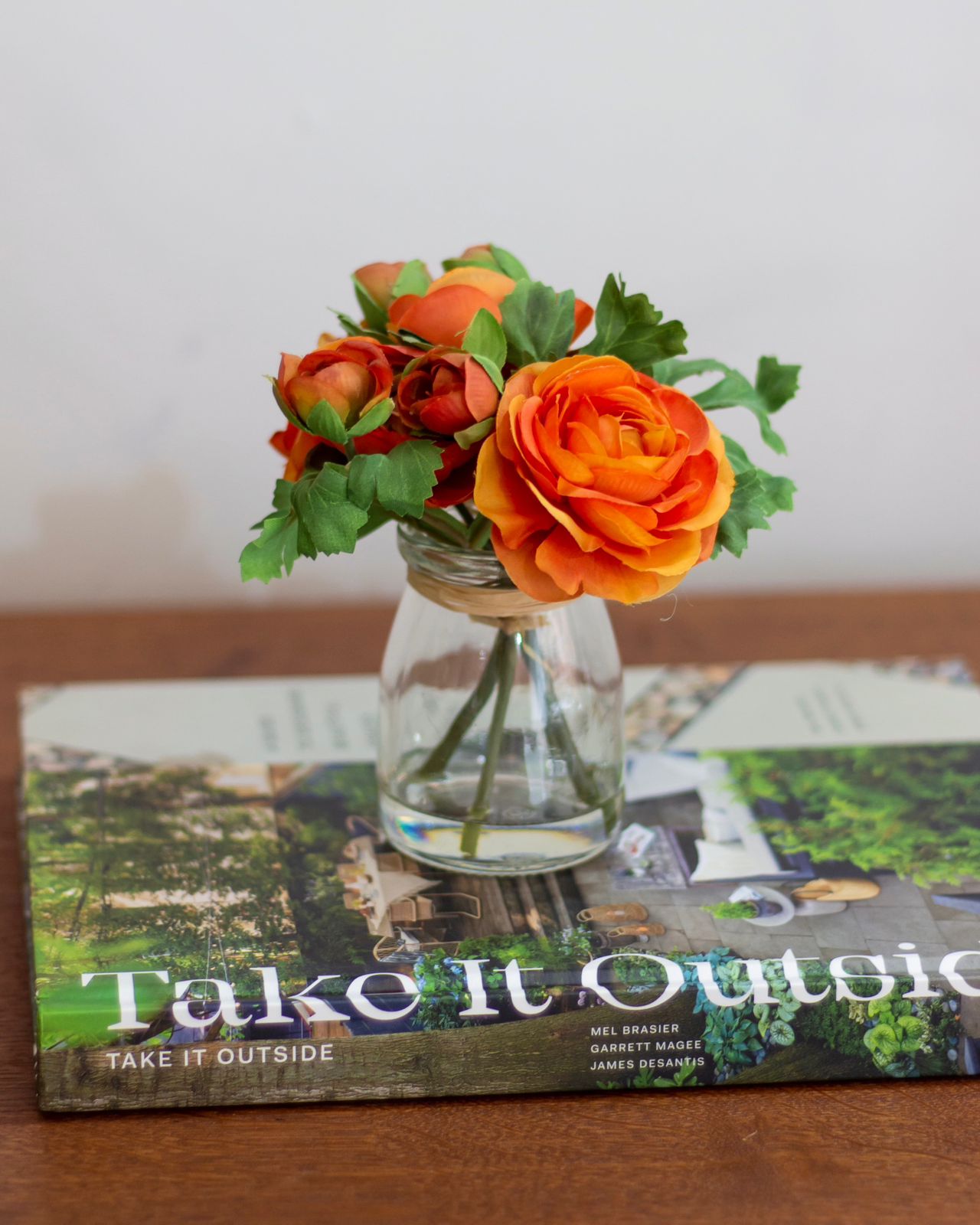 Ranúnculos Naranjados en Base Transparente con Ilusión de Agua