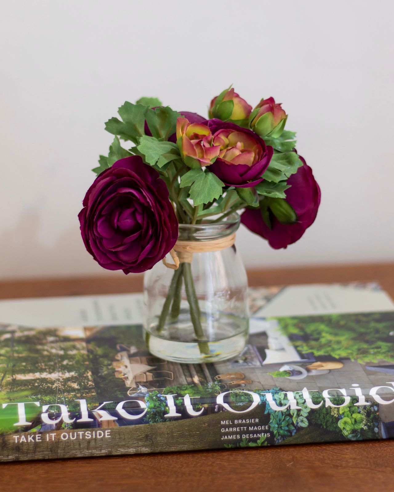 Renanculos Morados en Base Transparente con Ilusión de Agua