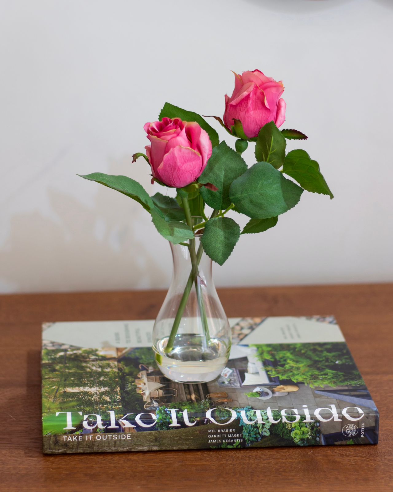 Rosas Rosadas en Base Transparente con Ilusión de Agua