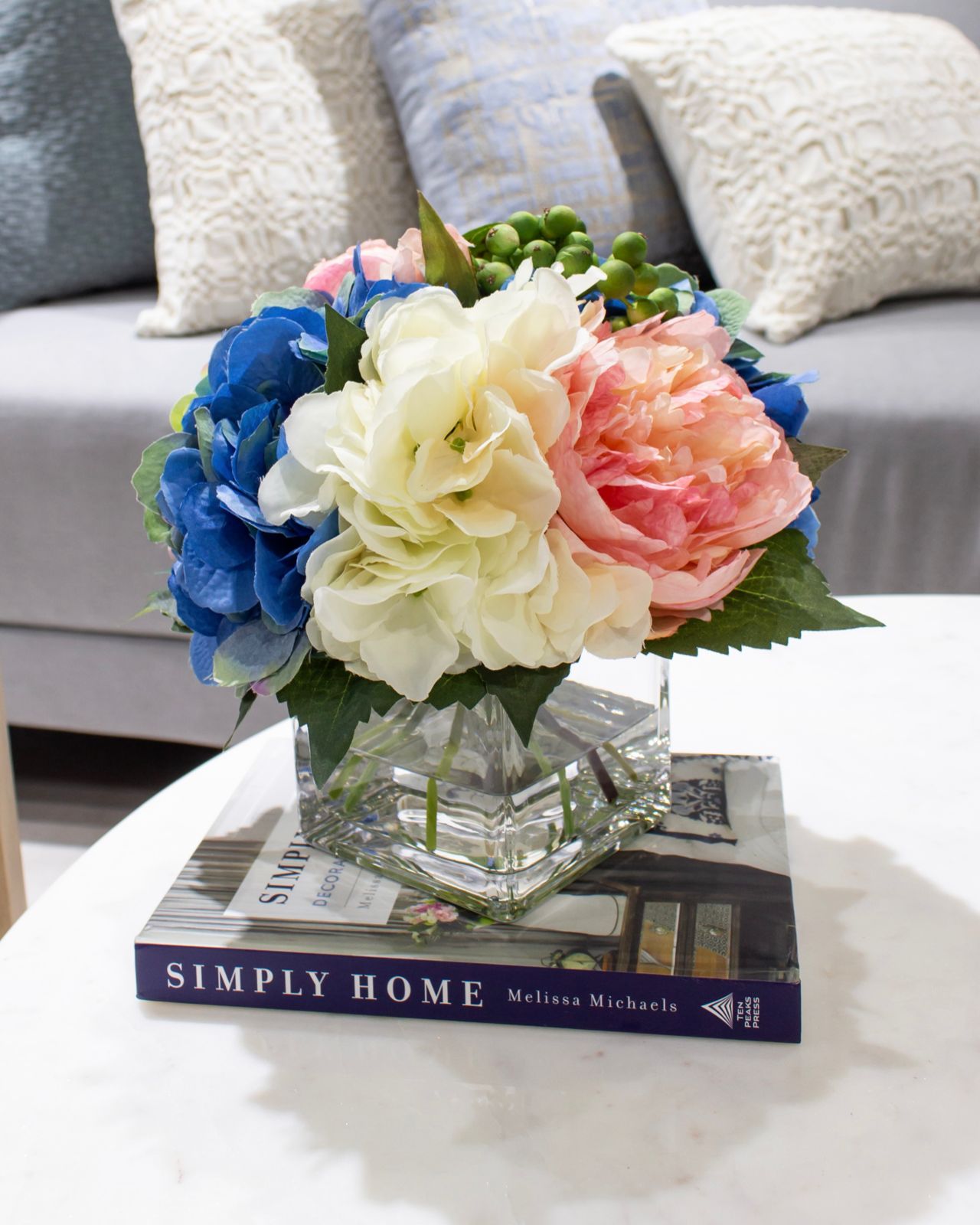 Bouquet Primaveral en Tonos Rosado, Azul y Blanco