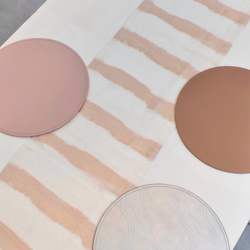 Camino de Mesa Pinceladas Color Marfil y Rosado