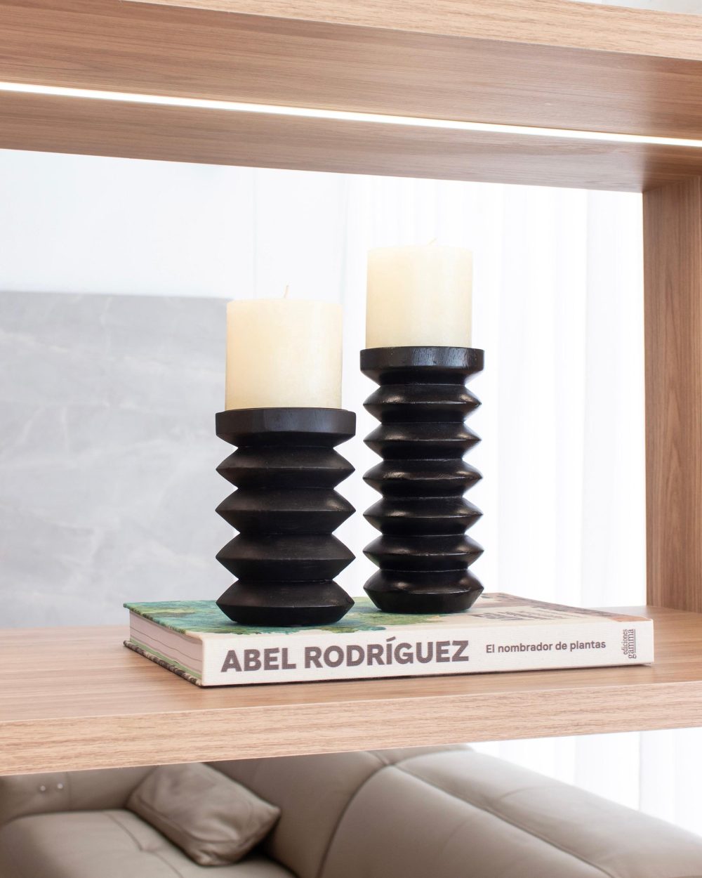 Candelabro            de Madera Negra con Diseño Acordeón Grande