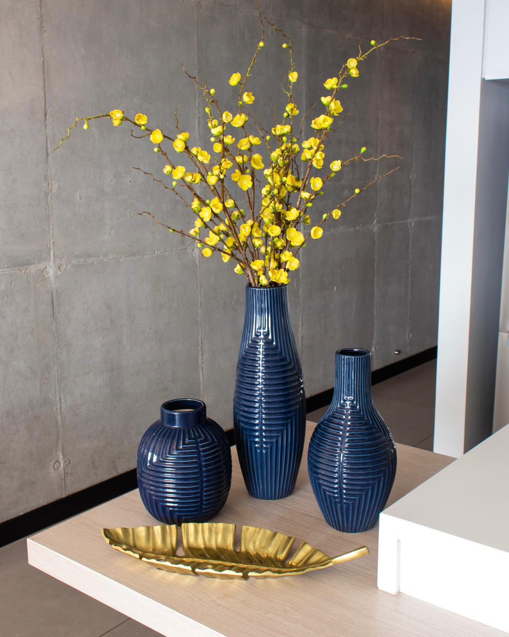 Jarrón Tribal de Cerámica en Color Azul Marino Grande - Carla Lizarazo