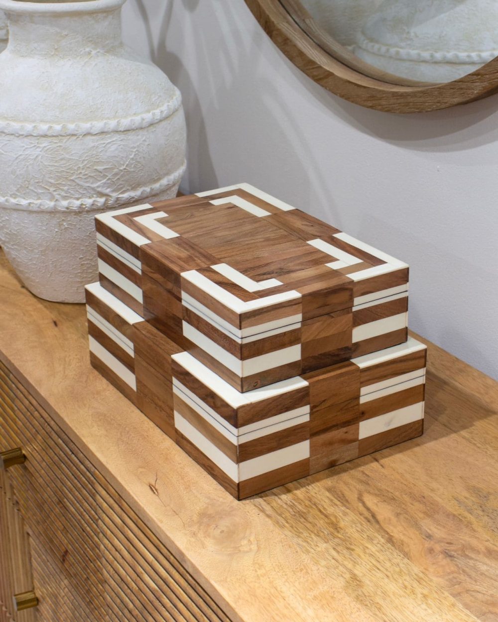 Caja                                Decorativa en Madera y Resina Blanca Mediana