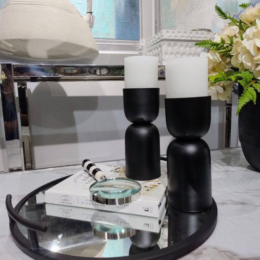 Candelabro           Metálico en Color Negro Mediano