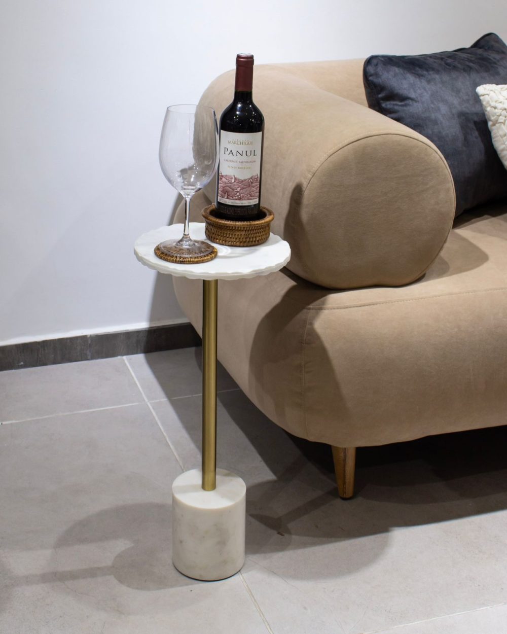 Mesa Auxiliar con Borde Rugoso y Tapa de Mármol