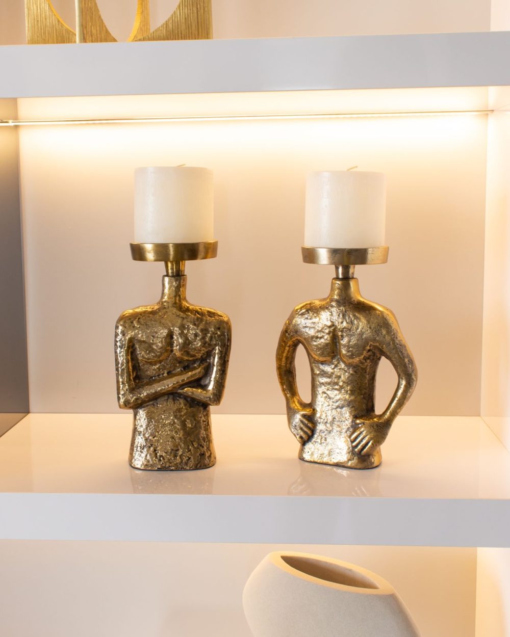 Candelabro           en Aluminio Dorado con Manos Cruzadas