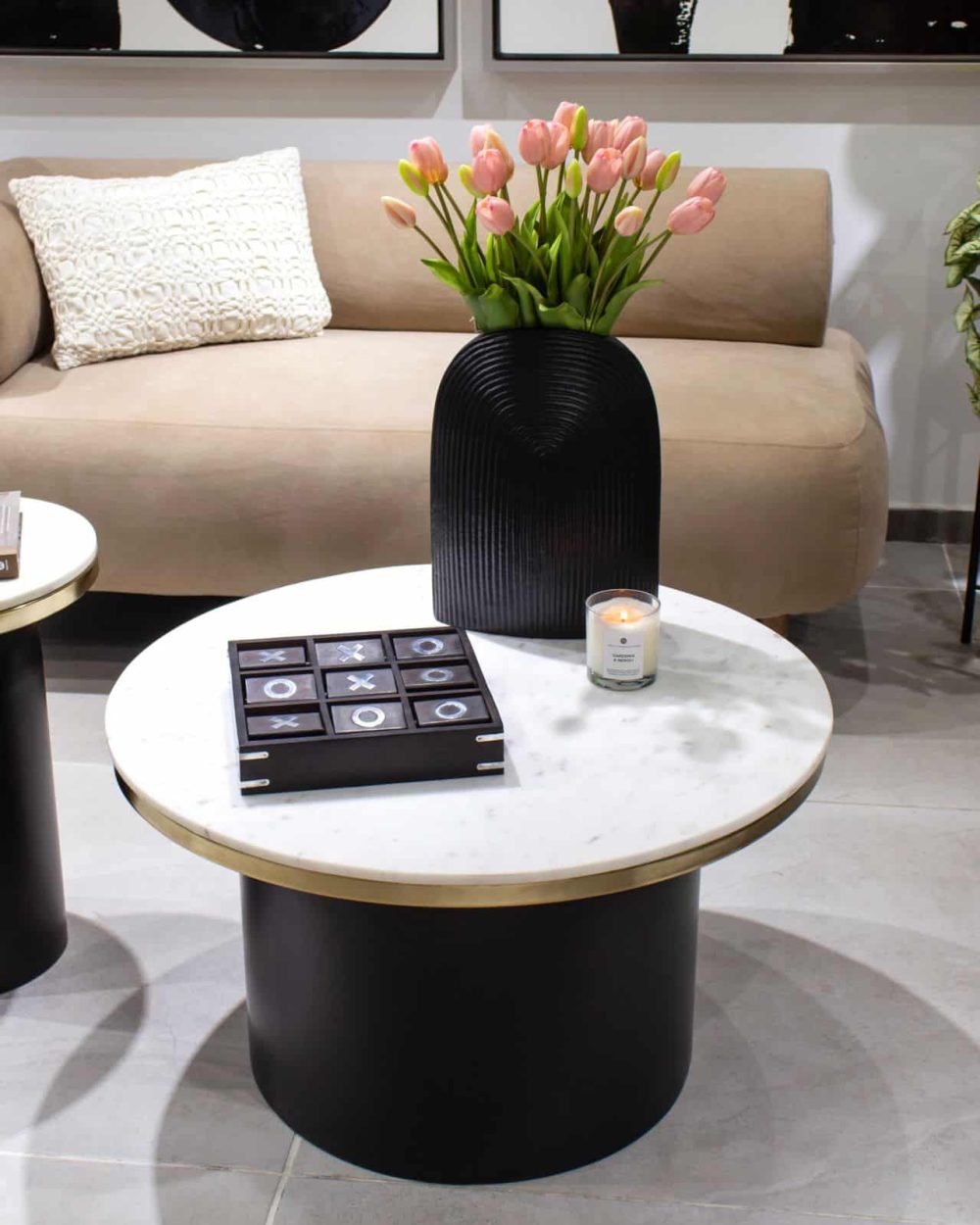 Mesa     de Centro Negra con una Superficie de Mármol Blanco Grande