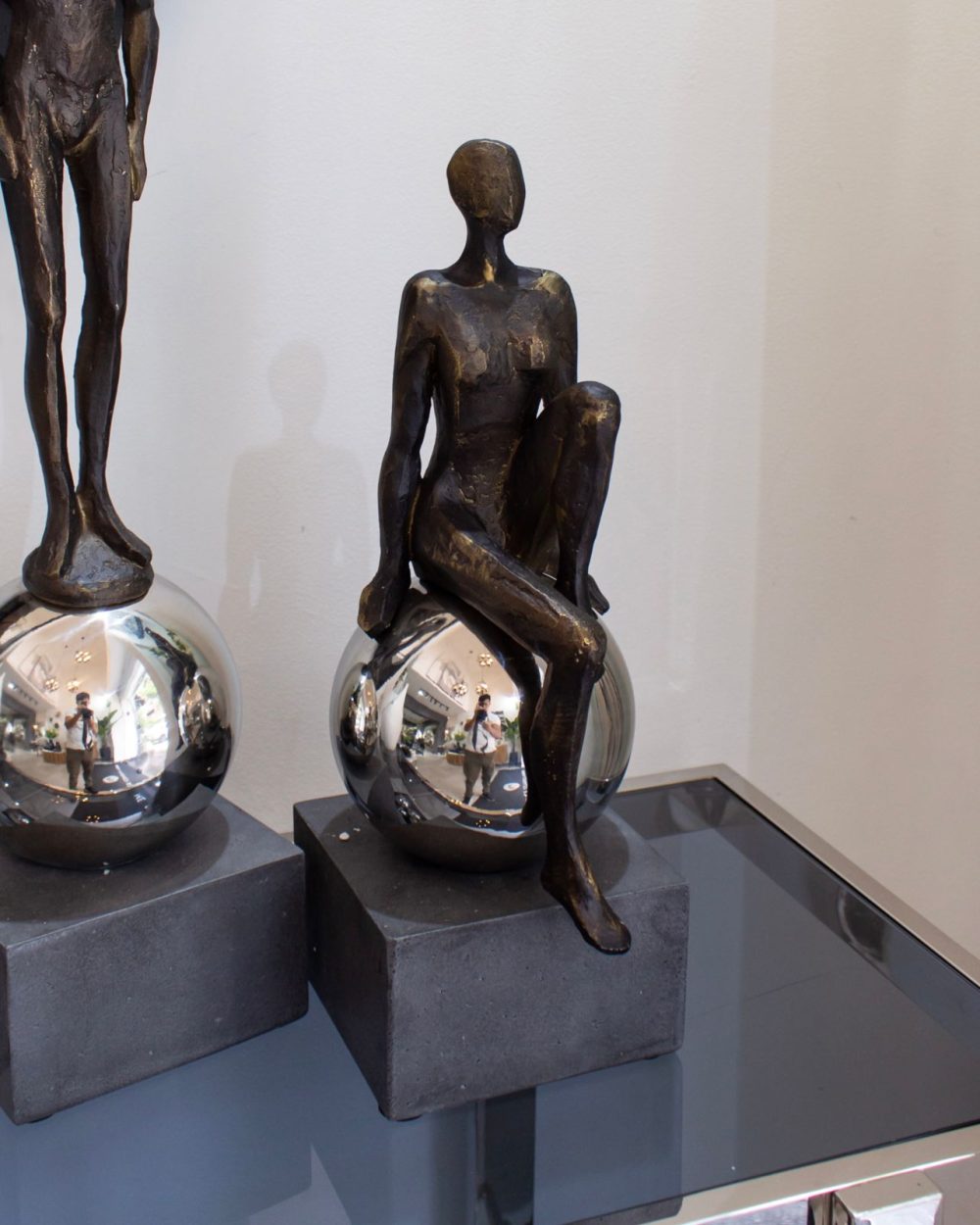 Escultura de Mujer Sentada Sobre una Esfera de Acero