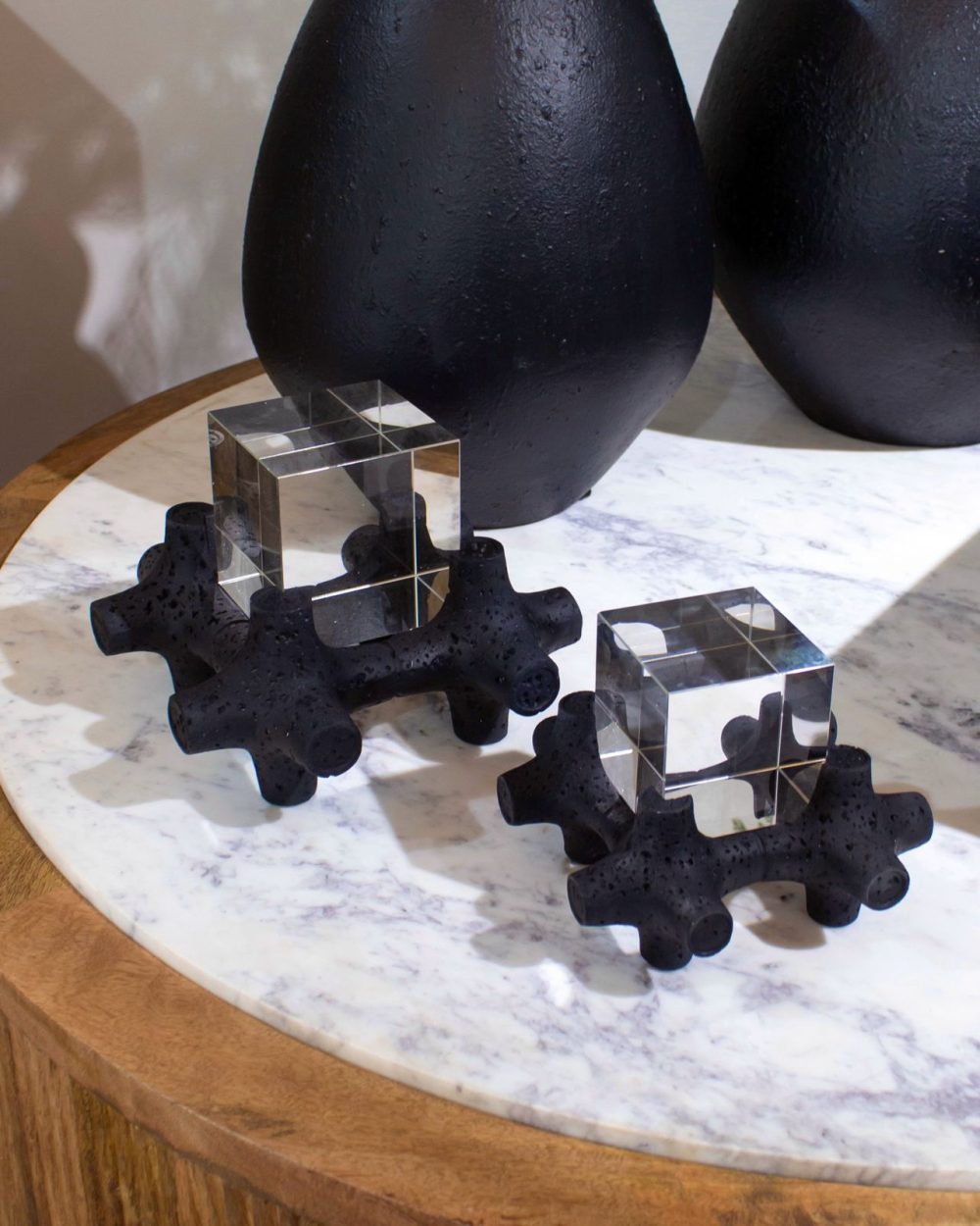 Accesorio Negro con Cubo de Cristal Pequeño