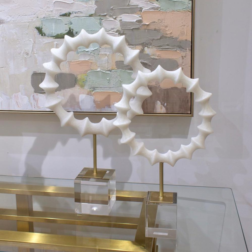 Escultura         de Aro en Tono Arena con Base en Cristal Grande