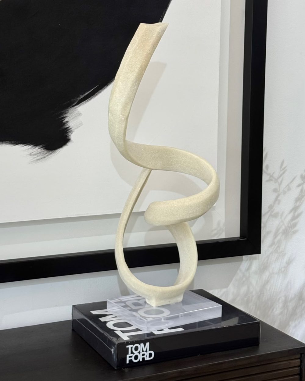 Escultura de Espiral en Resina Blanca