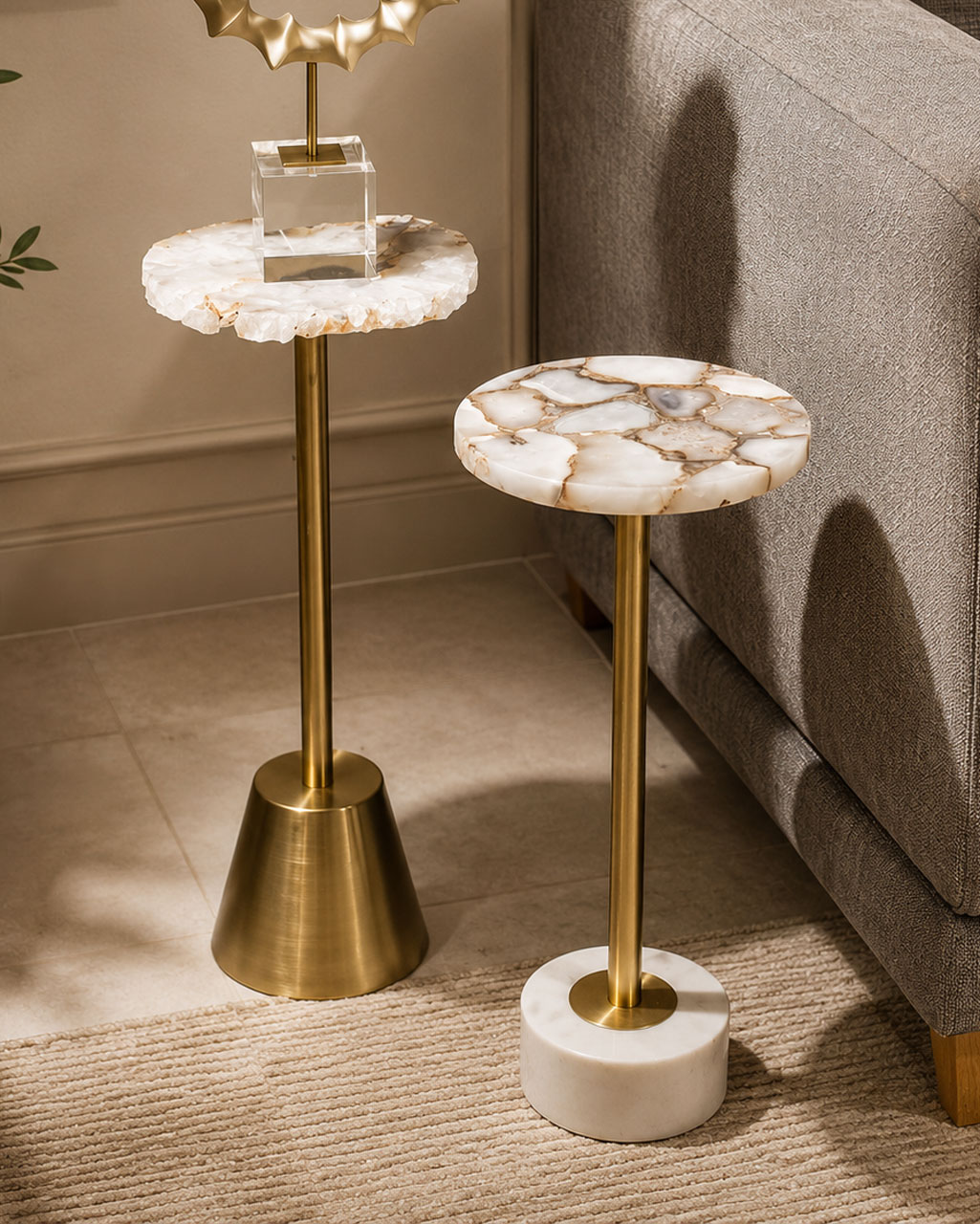 Mesa Auxiliar en Ágata Natural Blanca y Dorada