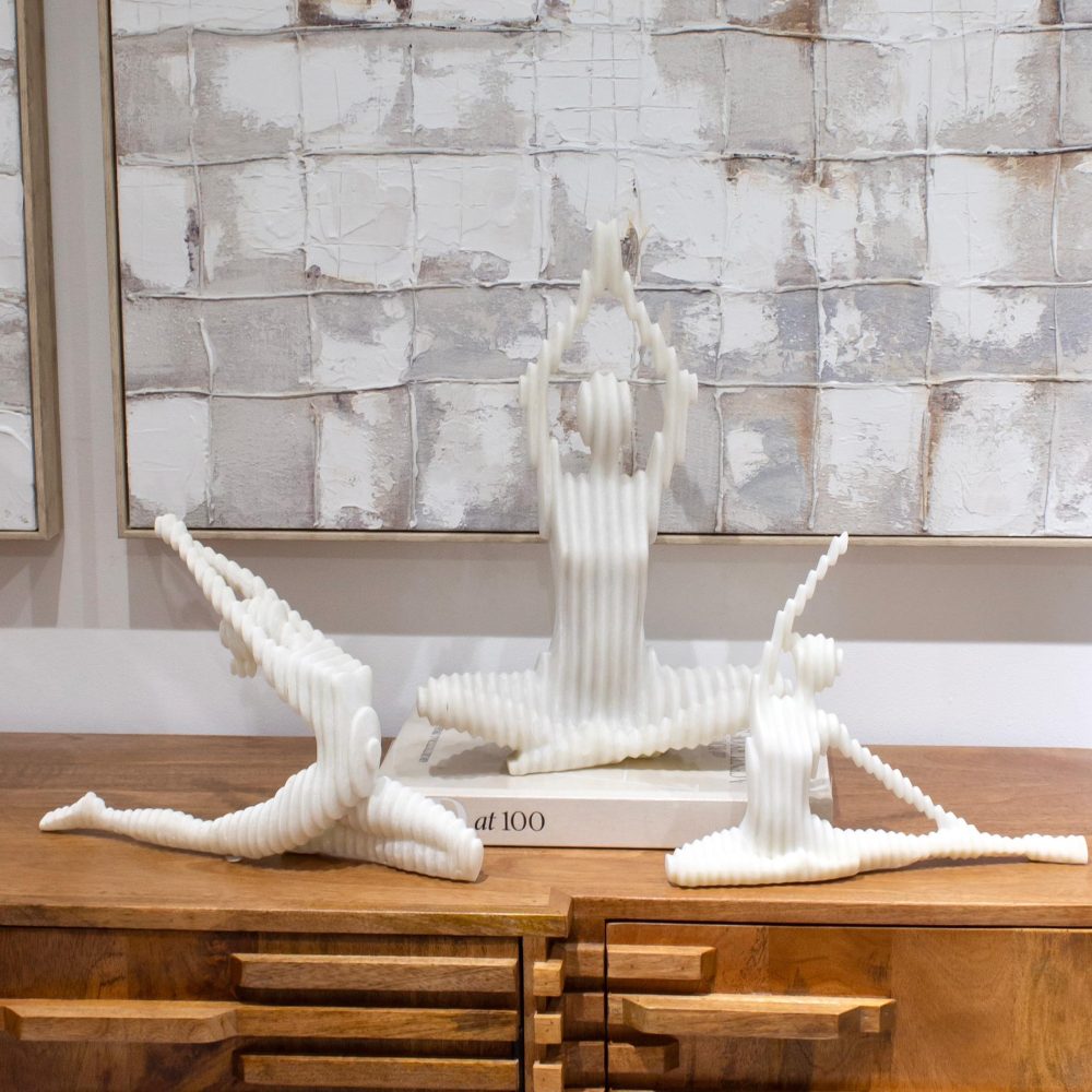 Escultura                         de Yoga en Resina Blanca Pequeña ( Estiramiento con brazo extendido)