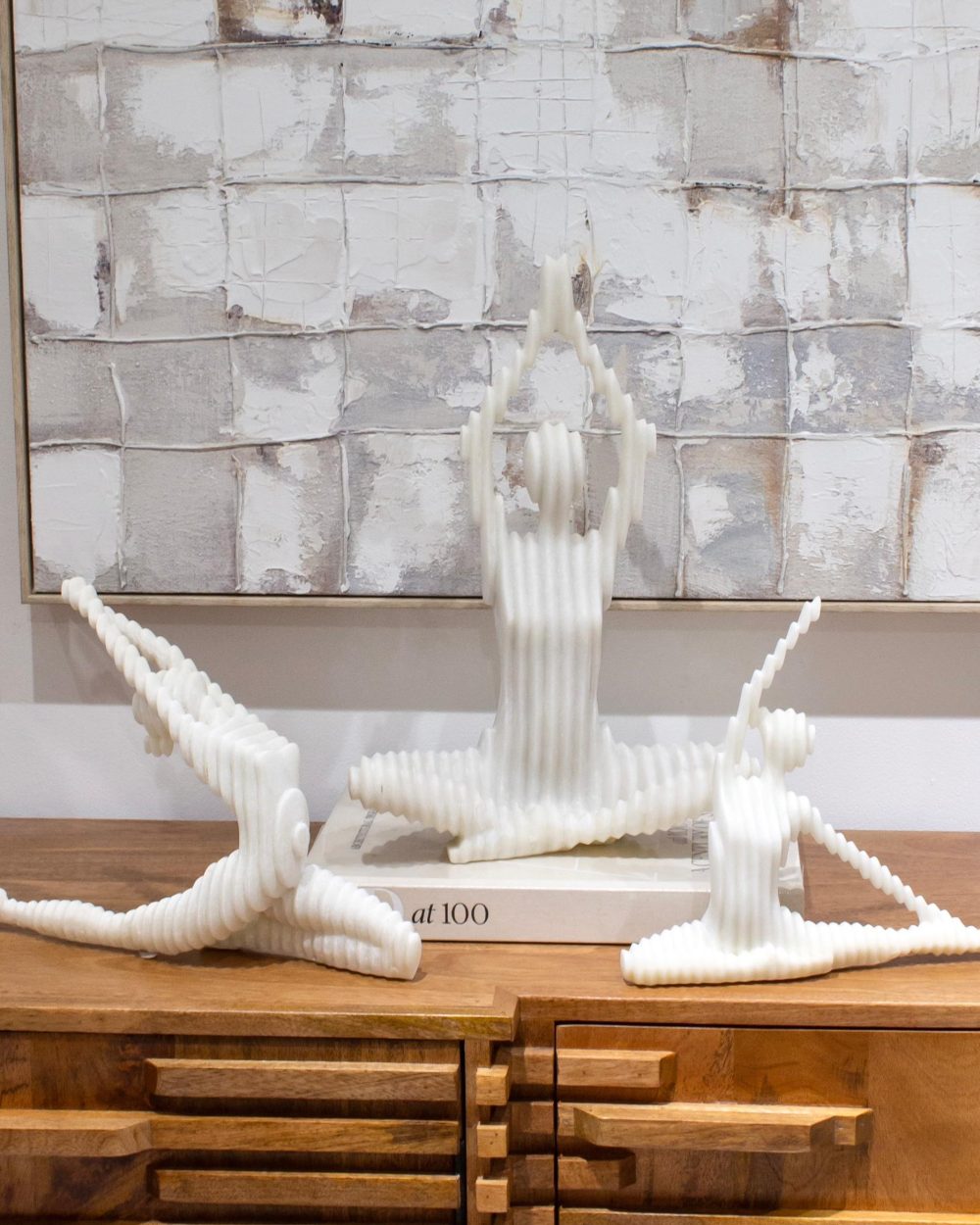 Escultura de Yoga en Resina Blanca Pequeña (Flexión lateral con torsión)