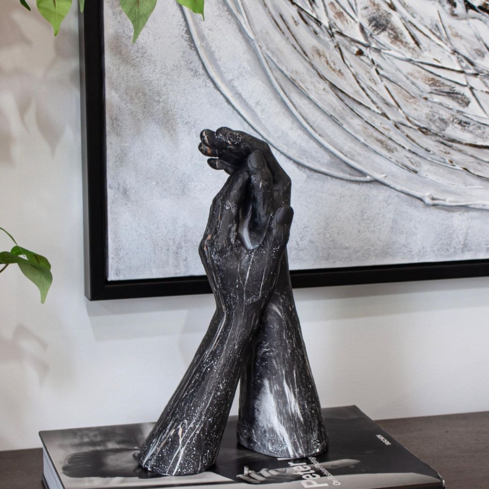 Escultura            de Manos Marmoleadas en Resina