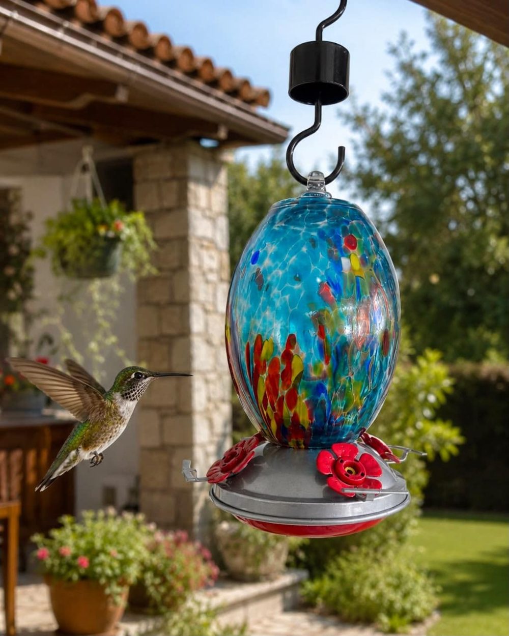 #32 Alimentador de Colibrí Ovalado en Tonos Rojo, Amarillo, Azules, Púrpura y Blanco