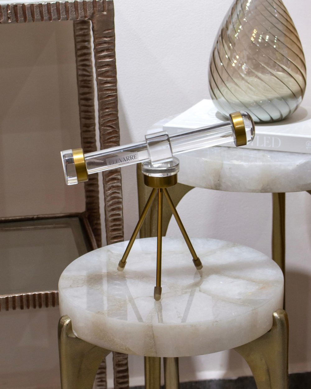 Escultura Telescopio en Acrílico y Metal Dorado