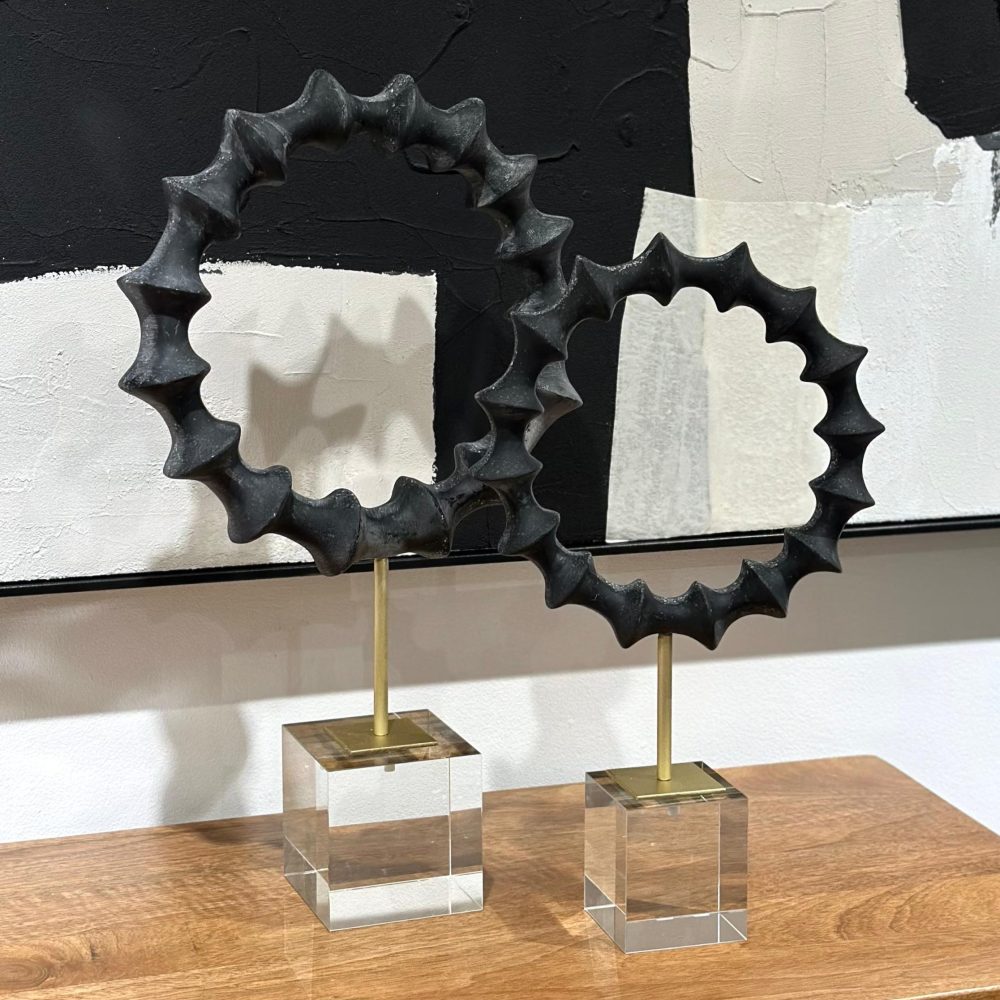 Escultura                         de Aro Negro Sobre Base de Acrílico Grande