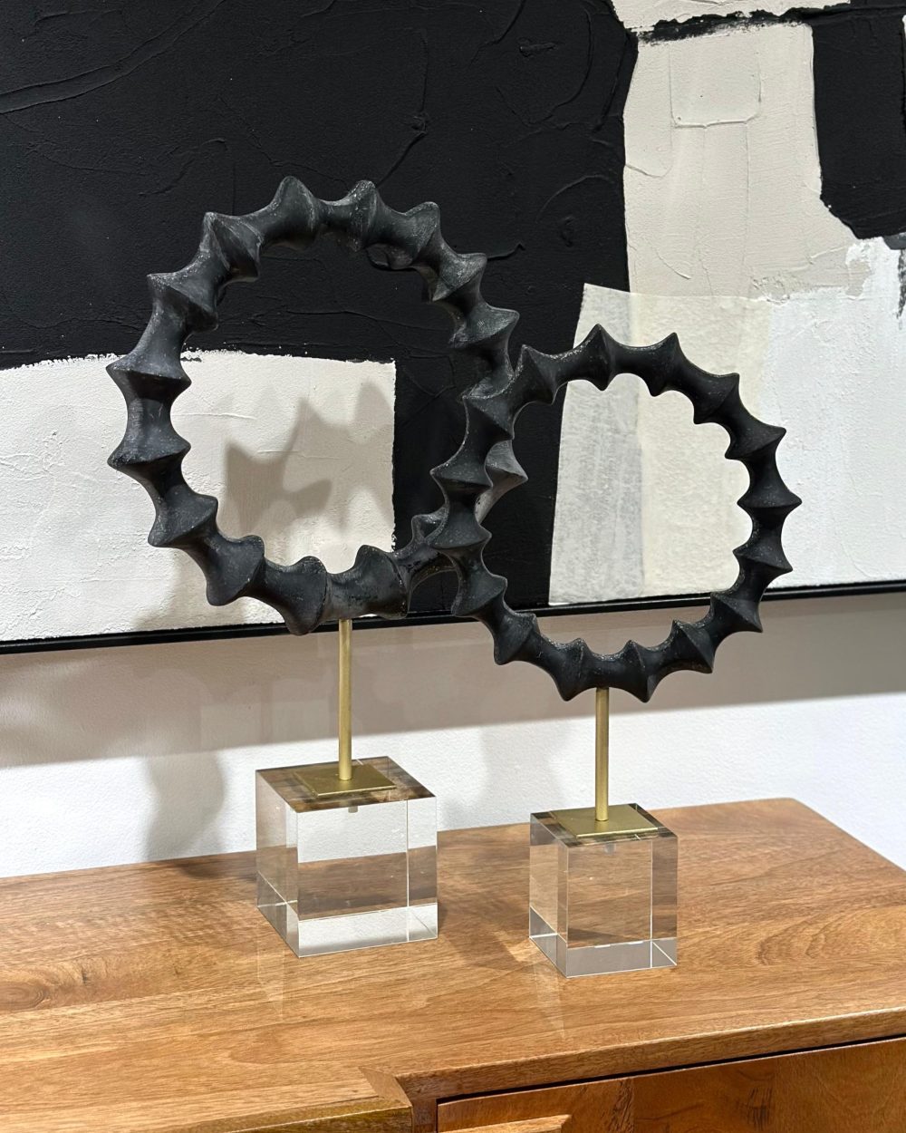 Escultura de Aro Negro Sobre Base de Cristal Grande
