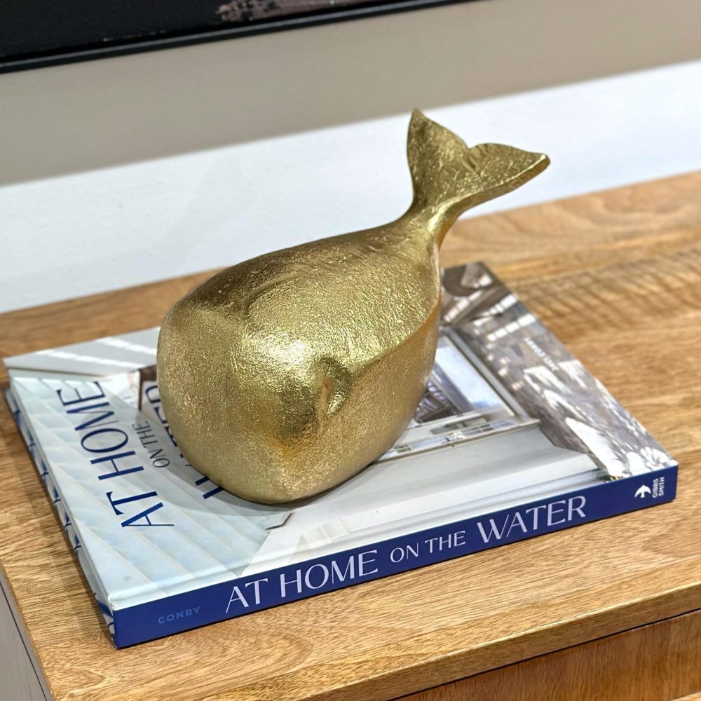 Escultura                          de Ballena Dorada