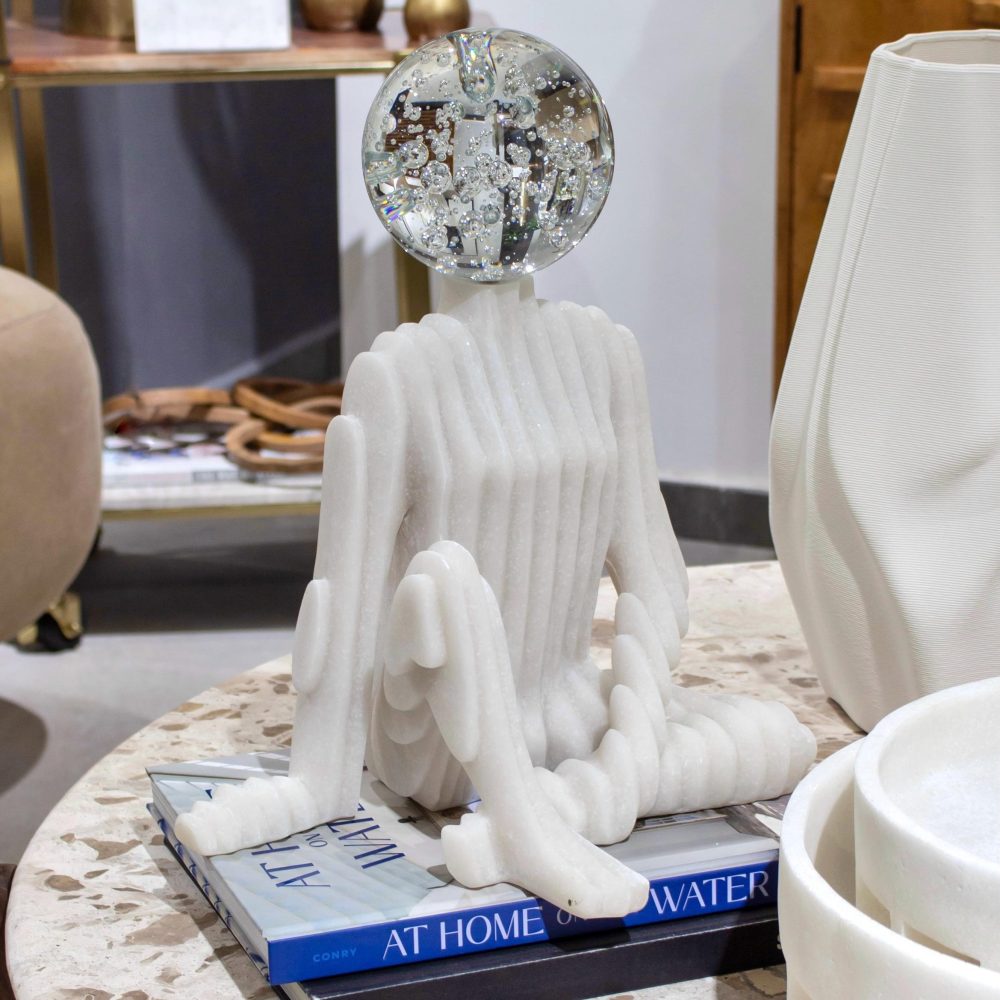 Escultura                          Moderna Figura Humana Sentada con Cabeza de Cristal