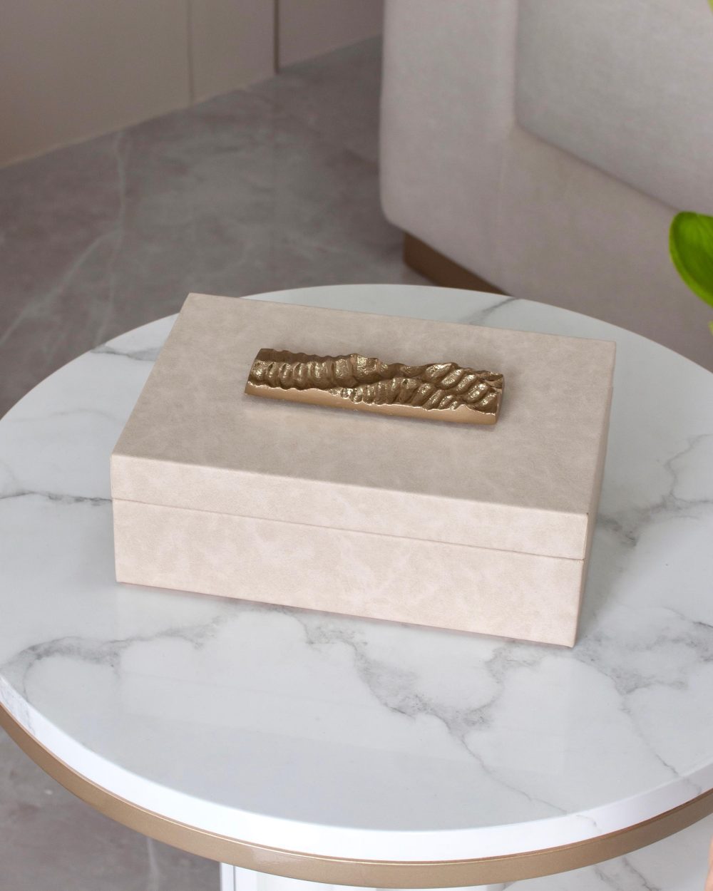 Caja                                Decorativa en Color Beige Claro Grande