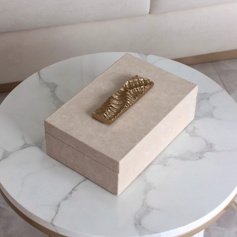 Caja                                Decorativa en Color Beige Claro Pequeña