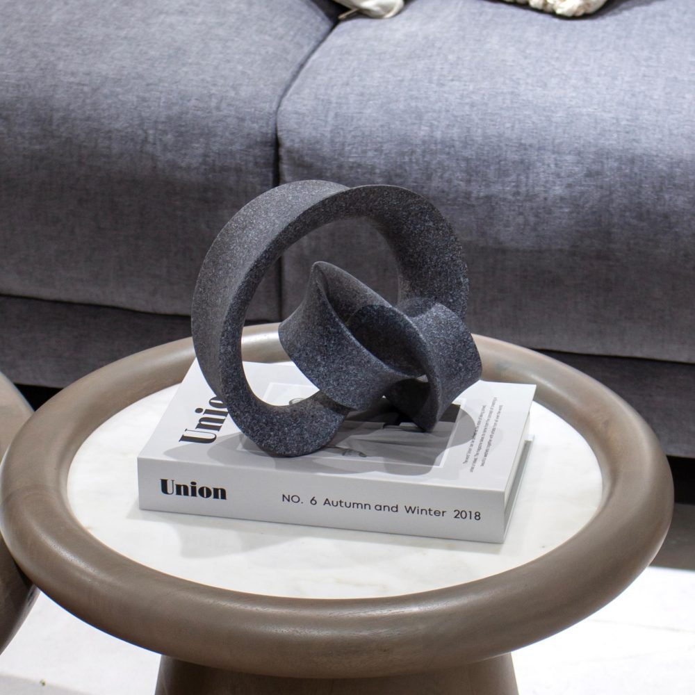 Escultura                          de Nudo en Tono Gris