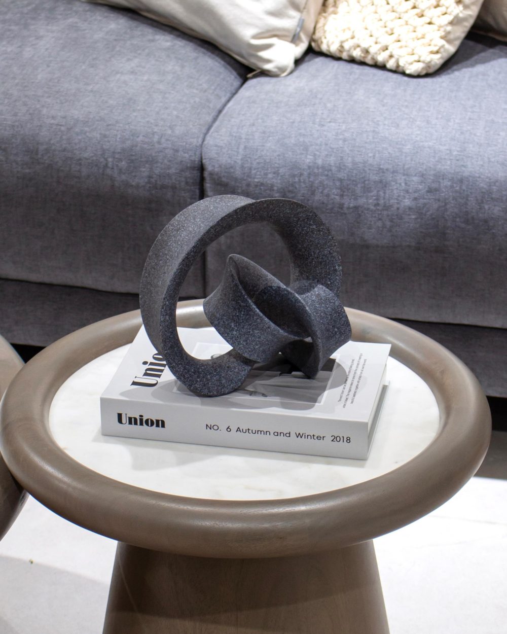 Escultura de Nudo en Tono Gris