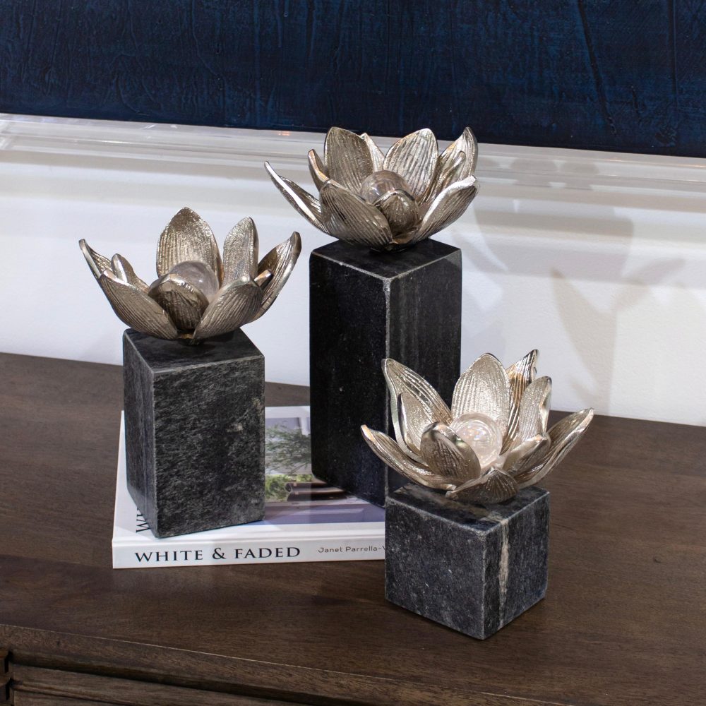 Escultura                         de Flor de Loto Plateadas Set X3