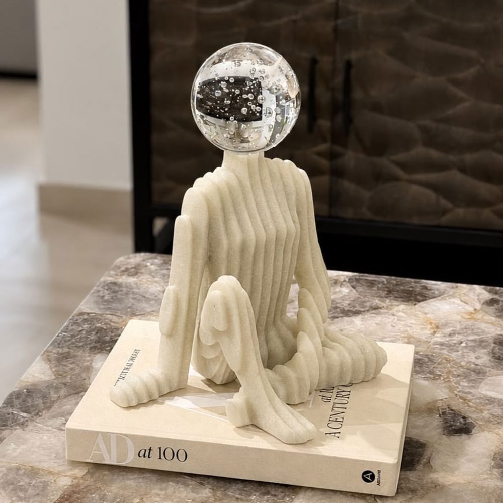 Escultura                          Moderna Figura Humana Sentada con Cabeza de Cristal