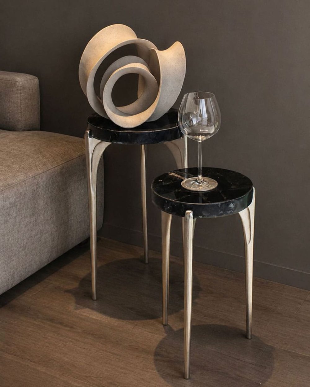 Mesa                               Auxiliar con Base Plateada Grande