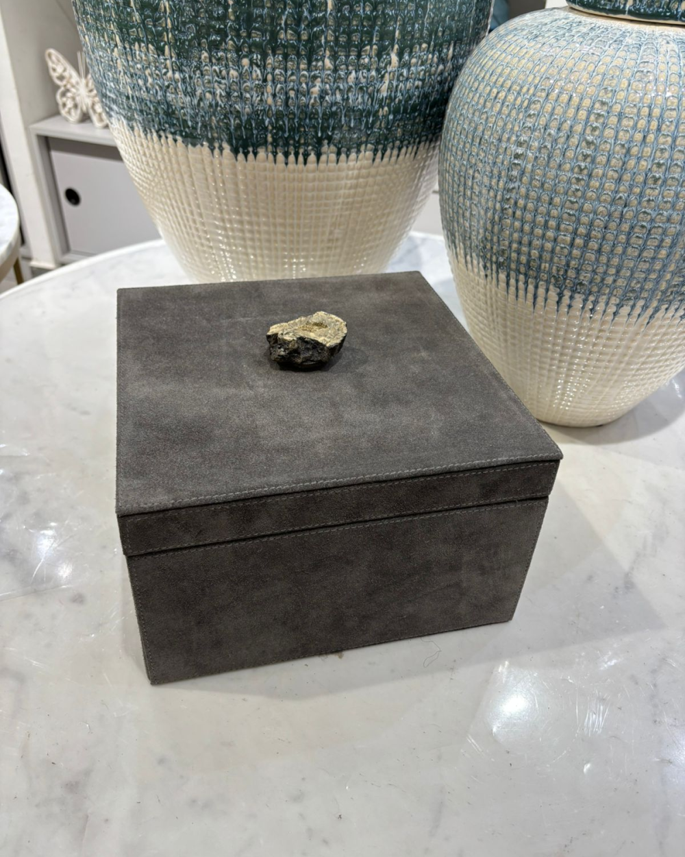 Caja                                Decorativa en Gamuza Café con Asa de Piedra Grande