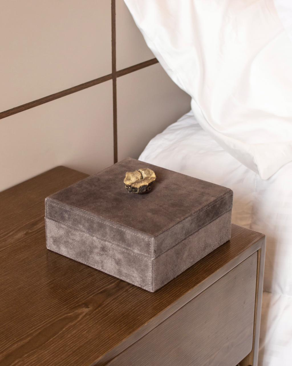 Caja                                Decorativa en Gamuza Café con Asa de Piedra Pequeña