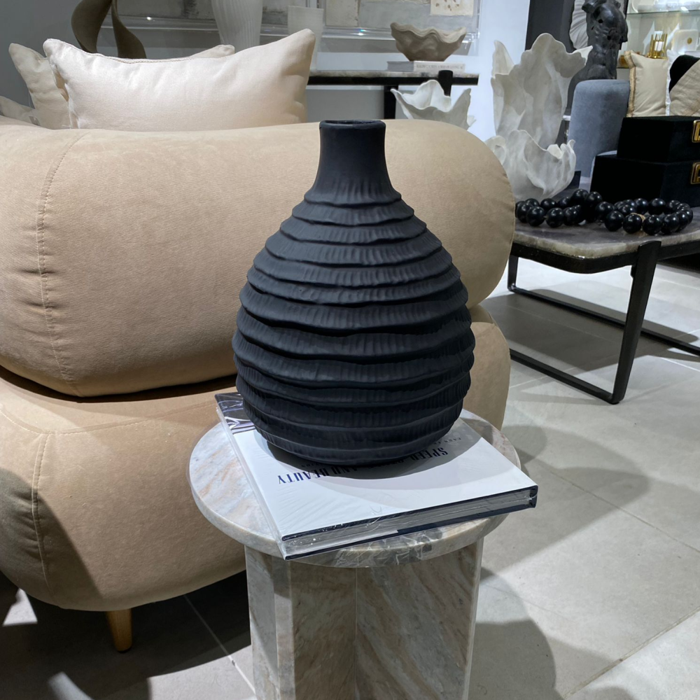 Jarrón Abombado Acanalado, Color Negro