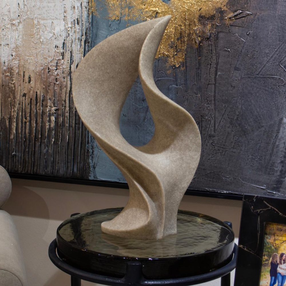 Escultura "Flowood" de Resina con Cuarzo Taupé
