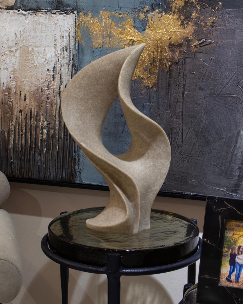 Escultura "Flowood" de Resina con Cuarzo Taupé
