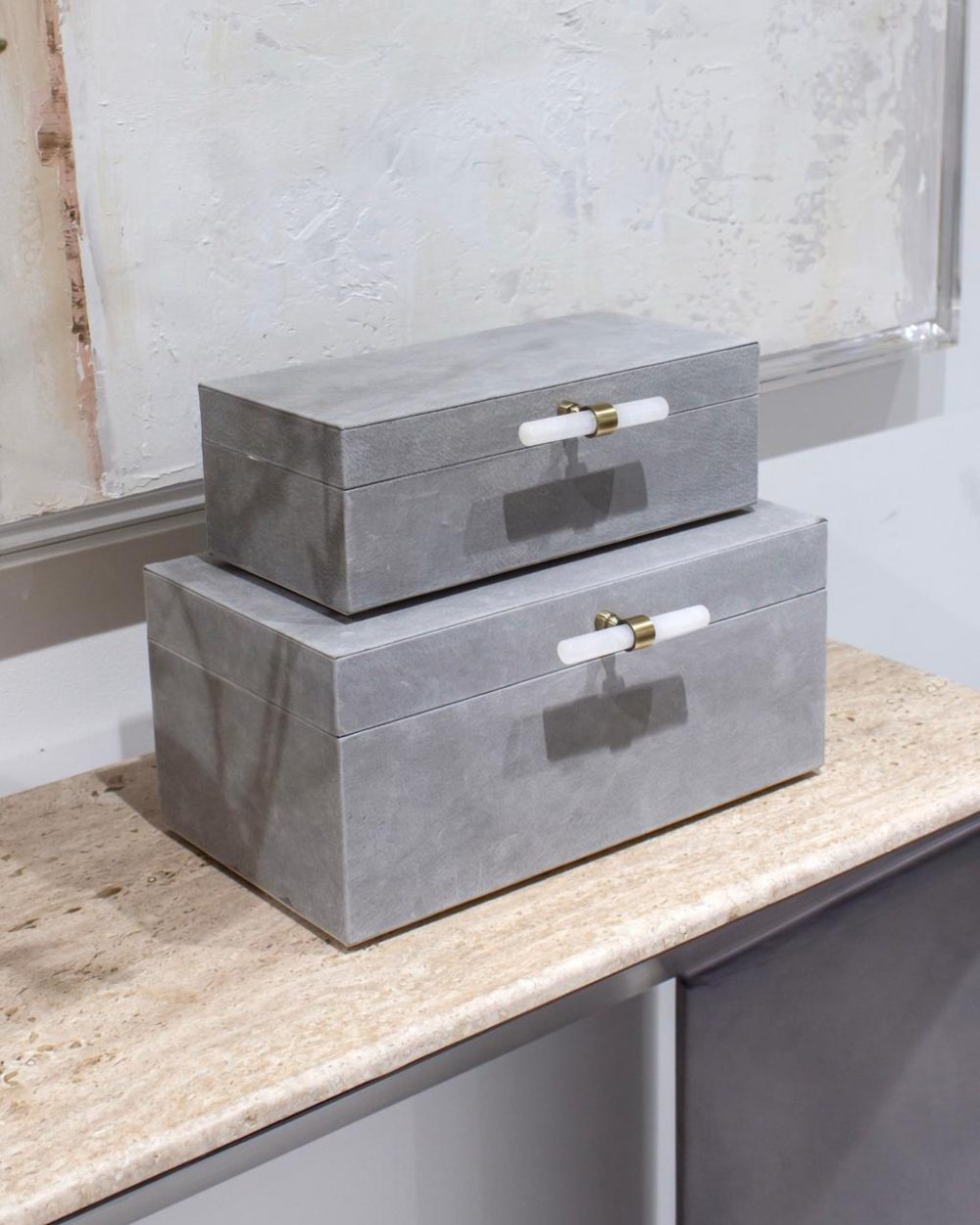 Caja Decorativa Avea Grande en Gamuza Gris con Herrajes Tono Blanco y Dorado