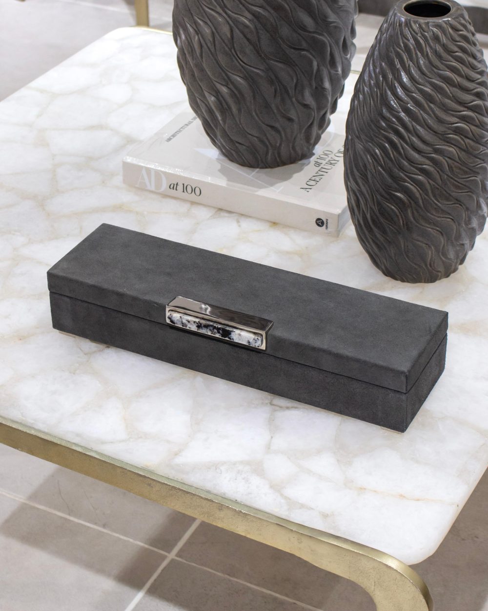 Caja Decorativa Etta Acabado Tipo Suede y Herraje de Piedra Luna