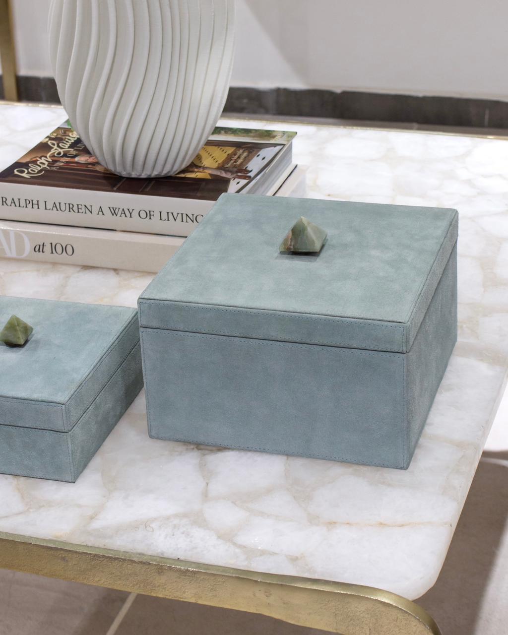 Caja Decorativa Harcourt Grande en Gamuza con Perilla de Piedra