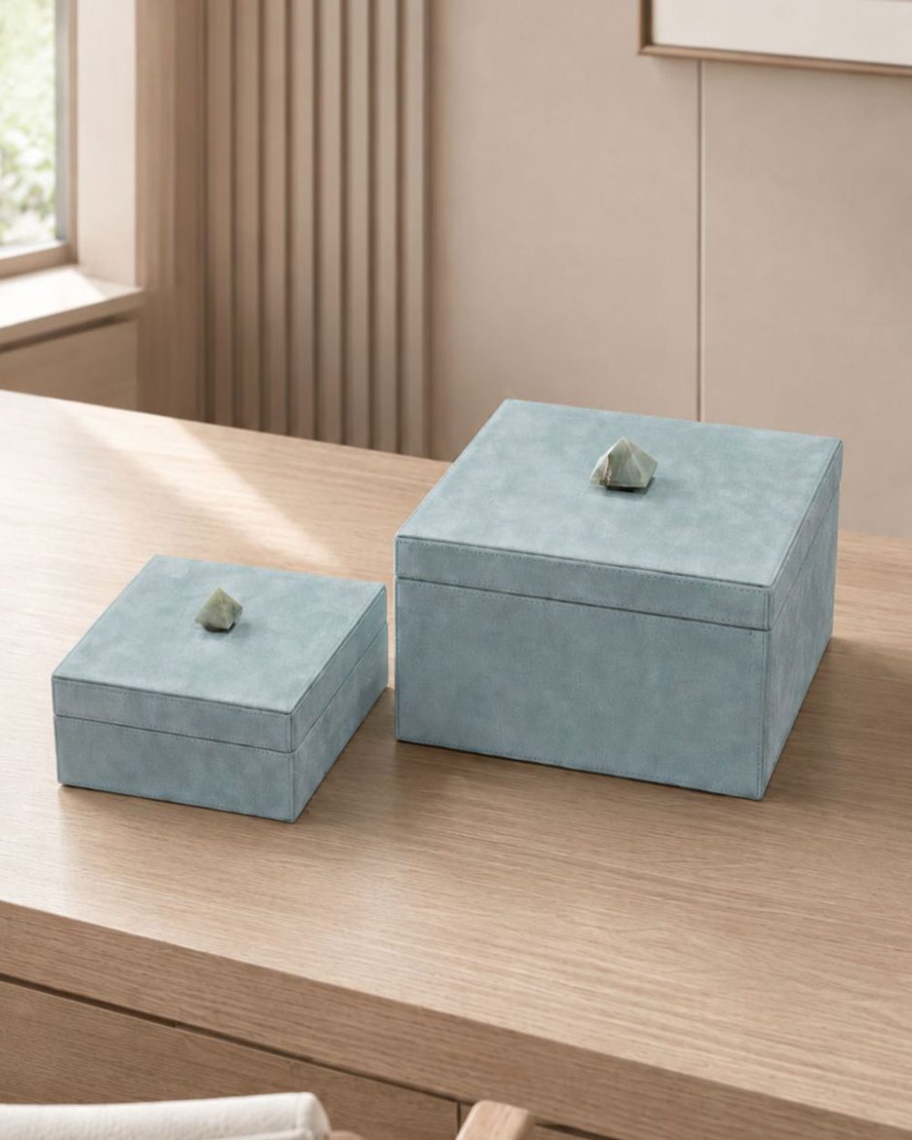 Caja Decorativa Harcourt Grande en Gamuza con Perilla de Piedra