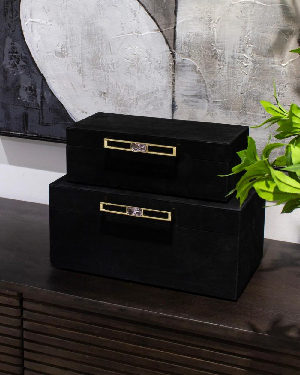 Caja Decorativa Negra con Herraje Dorado Grande