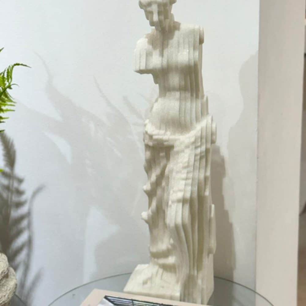 Escultura de Piso Arden de Resina con Acabado Cuarzo Extra Grande