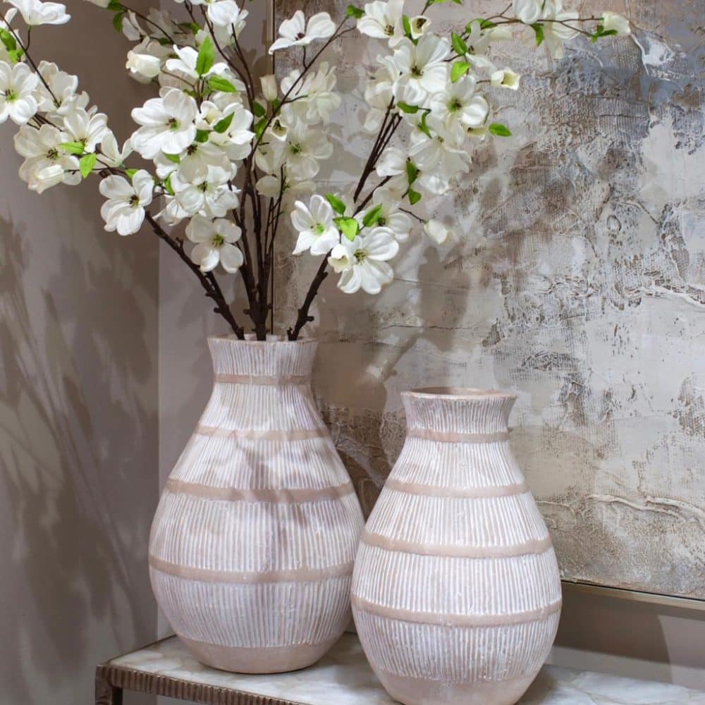 Jarrón Orgánico de Terracota con Líneas Marfil