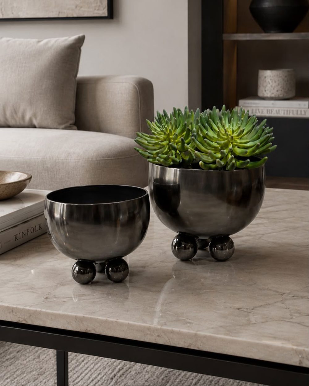 Macetero Decorativo Metálico con Patas Esféricas Grande
